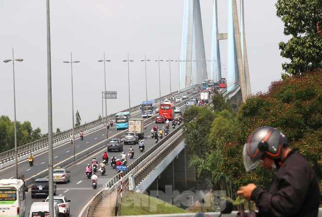 Tại cầu Mỹ Thuận xe đ&ocirc;ng, di chuyển chậm nhưng chưa xảy ra &ugrave;n ứ. Ảnh: Nhật Huy.