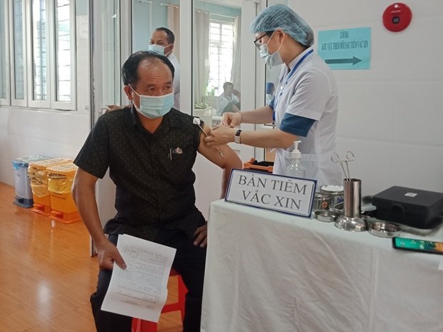 C&aacute;n bộ, c&ocirc;ng nh&acirc;n vi&ecirc;n s&acirc;n bay tại T&acirc;n Sơn Nhất đ&atilde; được ti&ecirc;m vaccine ph&ograve;ng COVID-19. (Ảnh: CTV/Vietnam+)