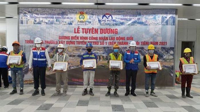 C&ocirc;ng đo&agrave;n Vi&ecirc;n chức TP HCM tuy&ecirc;n dương c&aacute;c c&ocirc;ng nh&acirc;n giỏi tr&ecirc;n c&ocirc;ng trường x&acirc;y dựng tuyến metro số 1 Bến Th&agrave;nh - Suối Ti&ecirc;n