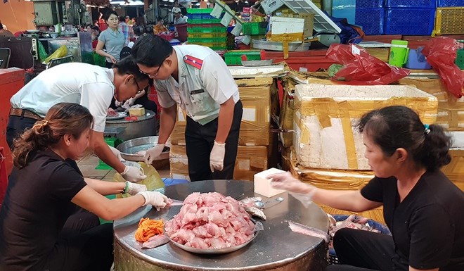 Ban Quản lý ATTP kiểm tra thủy hải sản tại chợ đầu mối nông sản thực phẩm Bình Điền. ẢNH: DUY TÍNH