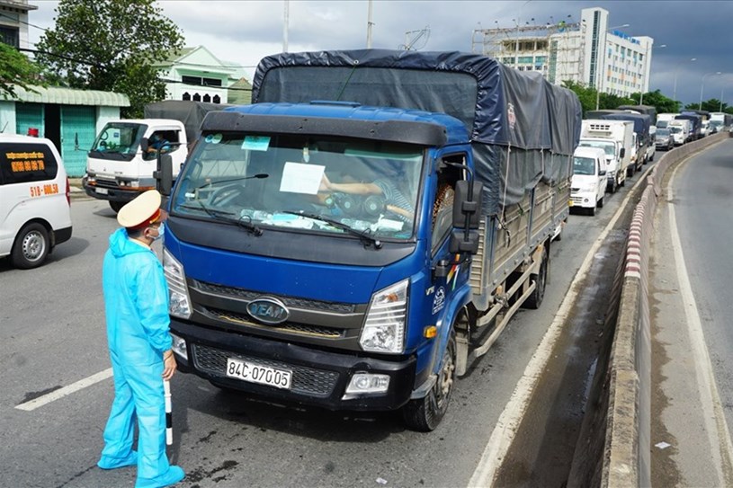 Kh&#244;ng bắt buộc phải c&#243; Giấy nhận diện “luồng xanh” khi qua chốt kiểm so&#225;t