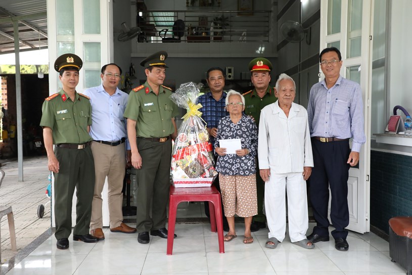 Đo&agrave;n l&atilde;nh đạo C&ocirc;ng an Th&agrave;nh phố tặng qu&agrave; cho b&agrave;&nbsp;Nguyễn Thị Hoa