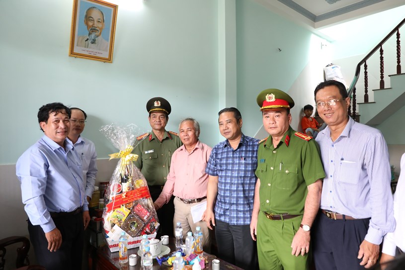 Đo&agrave;n c&ocirc;ng t&aacute;c C&ocirc;ng an Th&agrave;nh phố tới thăm gia đ&igrave;nh &ocirc;ng Ho&agrave;ng Quốc Kh&aacute;nh, thương binh 3/4