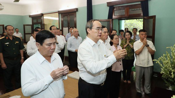 B&iacute; thư Th&agrave;nh ủy TPHCM Nguyễn Thiện Nh&acirc;n v&agrave; Chủ tịch UBND TPHCM Nguyễn Th&agrave;nh Phong c&ugrave;ng Ban Thường vụ Th&agrave;nh ủy TPHCM d&acirc;ng hương tưởng niệm Chủ tịch Hồ Ch&iacute; Minh. Ảnh: QUANG PH&Uacute;C