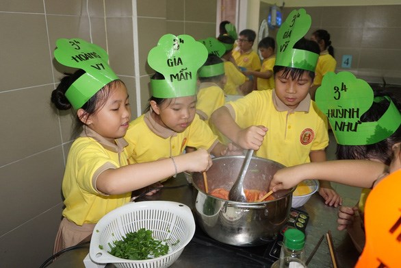 Học sinh tham gia CLB ngoại kh&oacute;a tại Trường Tiểu học Nguyễn Th&aacute;i Học, quận 1 - đơn vị thực hiện m&ocirc; h&igrave;nh ti&ecirc;n tiến hiện đại.&nbsp;Ảnh: H.HG.