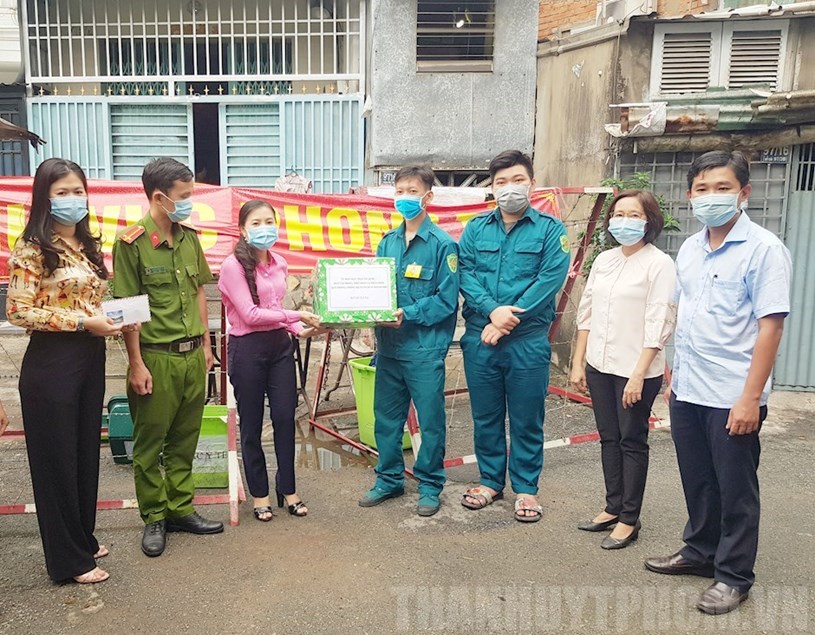 Ph&oacute; Chủ tịch Ủy ban MTTQ Việt Nam TP Phan Kiều Thanh Hương trao qu&agrave; tặng c&aacute;n bộ, chiến sĩ đang l&agrave;m nhiệm vụ ph&ograve;ng chống dịch Covid-19 trong khu c&aacute;ch ly tại cộng đồng