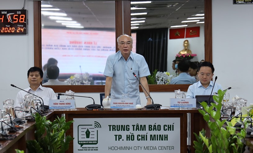 Trưởng Ban Tuy&ecirc;n gi&aacute;o Th&agrave;nh uỷ Phan Nguyễn Như Khu&ecirc; ph&aacute;t biểu tại lễ khen thưởng. Ảnh: Khang Minh