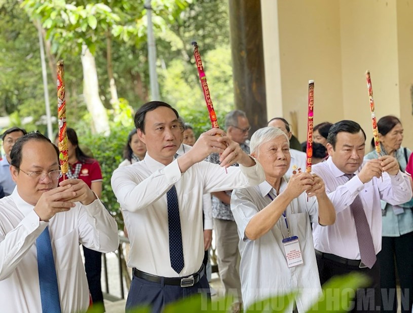 Ph&oacute; Chủ tịch Ủy ban Trung ương MTTQ Việt Nam Ph&ugrave;ng Kh&aacute;nh T&agrave;i v&agrave; Ph&oacute; B&iacute; thư Th&agrave;nh ủy TPHCM Nguyễn Hồ Hải thực hiện nghi thức d&acirc;ng hương tưởng niệm c&aacute;c anh h&ugrave;ng liệt sĩ tại Nh&agrave; Bia Li&ecirc;n minh C&aacute;c lực lượng D&acirc;n tộc, D&acirc;n chủ v&agrave; H&ograve;a b&igrave;nh Việt Nam