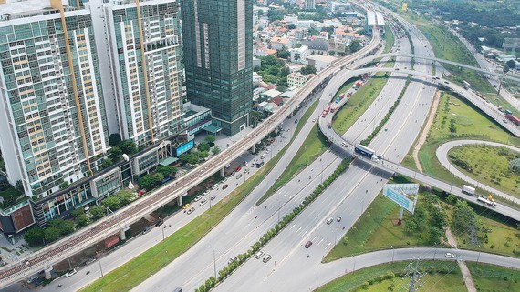 Xa lộ H&agrave; Nội v&agrave; metro Bến Th&agrave;nh - Suối Ti&ecirc;n đoạn qua quận 2, TPHCM. Ảnh: CAO THĂNG