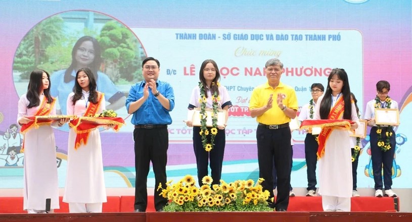 10.000 học sinh ti&#234;u biểu TP HCM dự hội trại truyền thống - Ảnh 1