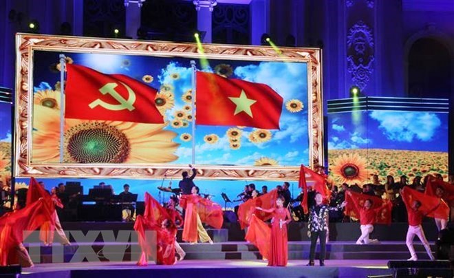 Tiết mục biểu diễn nghệ thuật kỷ niệm 89 năm Ng&agrave;y th&agrave;nh lập Đảng Cộng sản Việt Nam. (Ảnh: TTXVN)