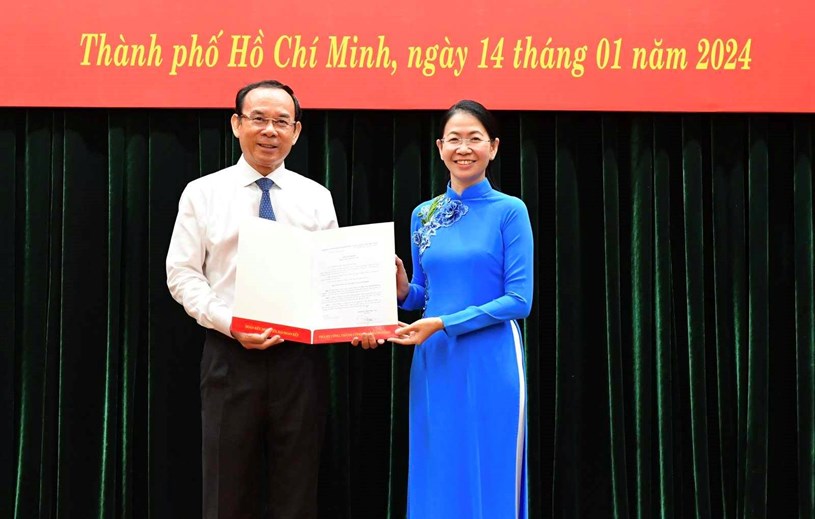 B&iacute; thư Th&agrave;nh ủy TPHCM Nguyễn Văn N&ecirc;n trao quyết định cho đồng ch&iacute; Phan Thị Thanh Phương. Ảnh: VIỆT DŨNG