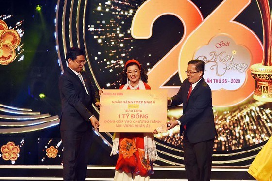 NSND Kim Cương đại diện c&aacute;c nghệ sĩ nhận bảng trao tặng 1 tỷ đồng chương tr&igrave;nh "Mai V&agrave;ng nh&acirc;n &aacute;i". Ảnh: DŨNG PHƯƠNG