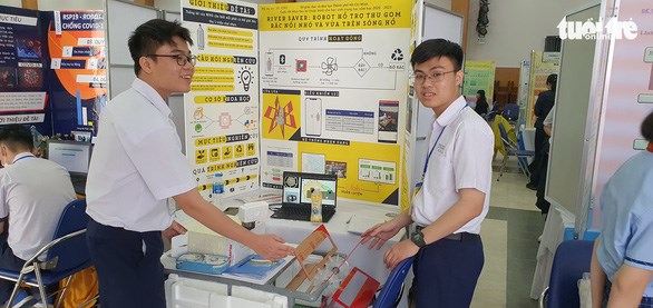 Hồng Sơn v&agrave; Minh Ho&agrave;ng, học sinh Trường THPT chuy&ecirc;n L&ecirc; Hồng Phong, giới thiệu về robot tự động thu gom r&aacute;c - Ảnh: H.HG.