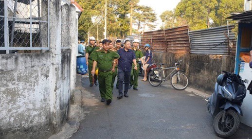 &nbsp;Lực lượng C&ocirc;ng an TP.Hồ Ch&iacute; Minh c&oacute; mặt phối hợp c&ugrave;ng C&ocirc;ng an quận 9 điều tra nguy&ecirc;n nh&acirc;n - Ảnh: B&aacute;o Tuổi trẻ