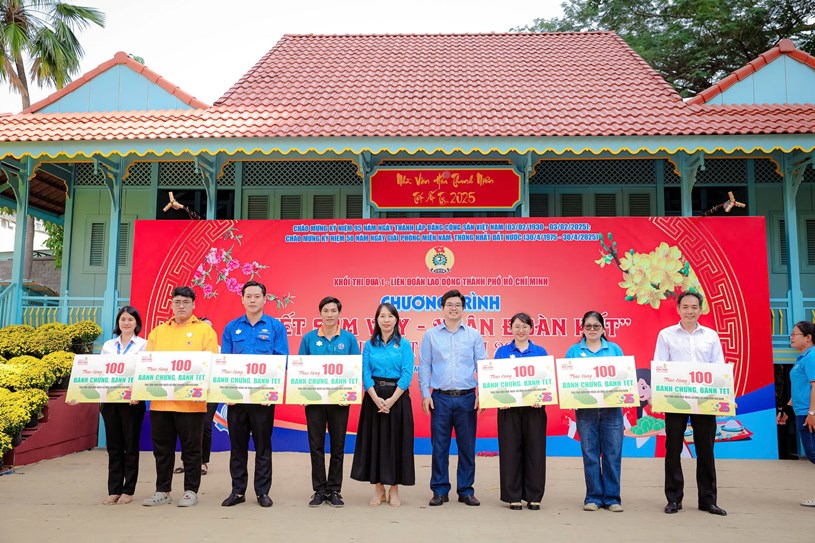 Trao tặng b&aacute;nh chưng, b&aacute;nh t&eacute;t cho đo&agrave;n vi&ecirc;n, người lao động, người d&acirc;n TP c&oacute; ho&agrave;n cảnh kh&oacute; khăn.