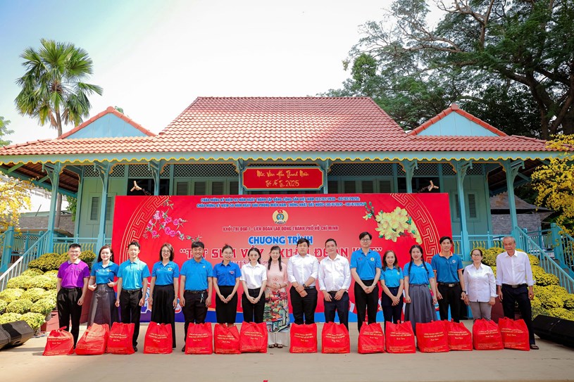 Trao tặng qu&agrave; tết cho đo&agrave;n vi&ecirc;n, người lao động c&oacute; ho&agrave;n cảnh kh&oacute; khăn