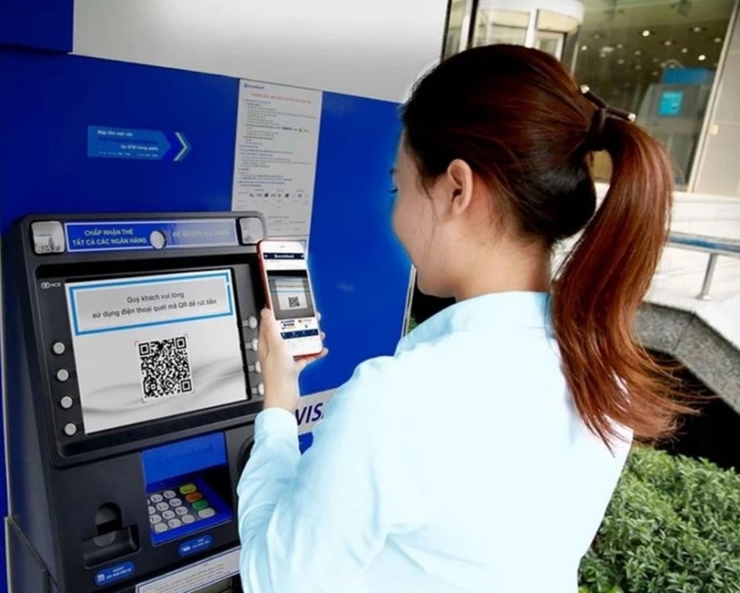 Kh&aacute;ch h&agrave;ng r&uacute;t tiền nhanh bằng QR tại ATM. (Ảnh: Vietnam+)