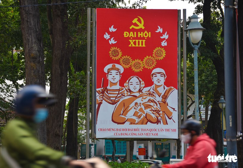 Pan&ocirc; 'Ch&agrave;o mừng Đại hội đại biểu to&agrave;n quốc lần thứ XIII của Đảng Cộng sản Việt Nam' tại c&ocirc;ng vi&ecirc;n 30-4, Q.1 - Ảnh: NGỌC PHƯỢNG