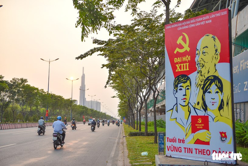 Pan&ocirc; 'Tuổi trẻ vững tin theo Đảng' tr&ecirc;n xa lộ H&agrave; Nội, TP Thủ Đức - Ảnh: NGỌC PHƯỢNG