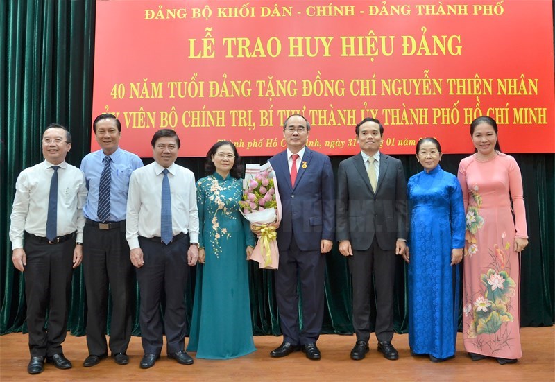 C&aacute;c đại biểu ch&uacute;c mừng B&iacute; thư Th&agrave;nh ủy TPHCM Nguyễn Thiện Nh&acirc;n nhận Huy hiệu 40 năm tuổi Đảng.