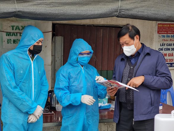 Thứ trưởng Bộ Y tế Đỗ Xu&acirc;n Tuy&ecirc;n (b&igrave;a phải) trong chuyến kiểm tra chống dịch tại Bắc Ninh h&ocirc;m nay 31/1 - Ảnh: Bộ Y tế