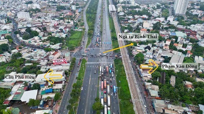 Điểm giao nhau hai đoạn V&agrave;nh đai 2 TPHCM tr&ecirc;n đường V&otilde; Nguy&ecirc;n Gi&aacute;p. Ảnh: Anh T&uacute;