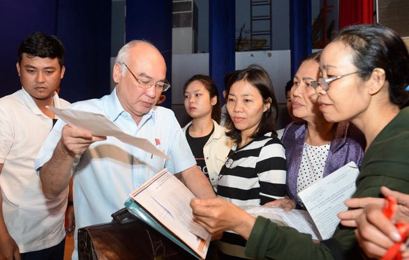 Đại biểu Quốc hội Phan Nguyễn Như Khu&ecirc; nhận đơn của cử tri quận 2 trong một buổi tiếp x&uacute;c - Ảnh: TỰ TRUNG/TTO