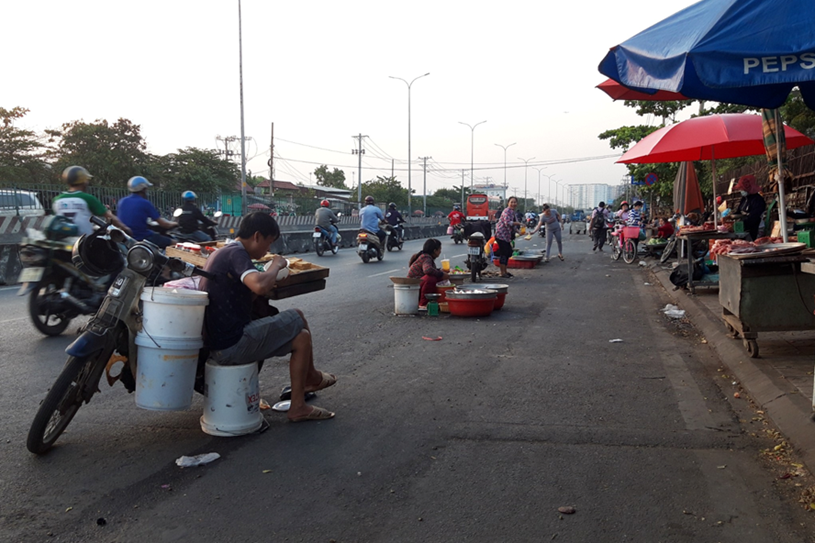 Mặc d&ugrave; tuyến QL1A chạy qua địa b&agrave;n quận B&igrave;nh T&acirc;n c&oacute; lượng phương tiện d&agrave;y đặc, nhưng chợ c&oacute;c vẫn ngang nhi&ecirc;n hoạt động từ 15-19h mỗi ng&agrave;y. Ảnh TK.