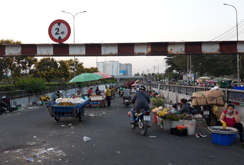 Hầm chui d&acirc;n sinh QL1A d&agrave;nh cho c&aacute;c phương tiện cũng bị h&agrave;ng rong lấn chiếm