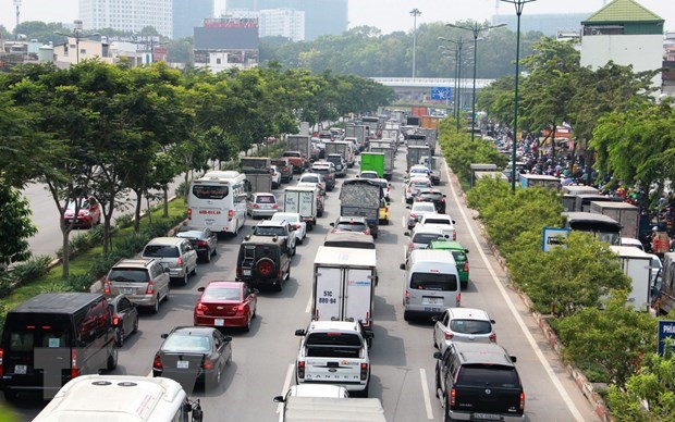 Nhiều phương tiện nối đu&ocirc;i nhau xếp h&agrave;ng d&agrave;i tr&ecirc;n đường Phạm Văn Đồng, hướng v&agrave;o s&acirc;n bay T&acirc;n Sơn Nhất. (Ảnh: Tiến Lực/TTXVN)