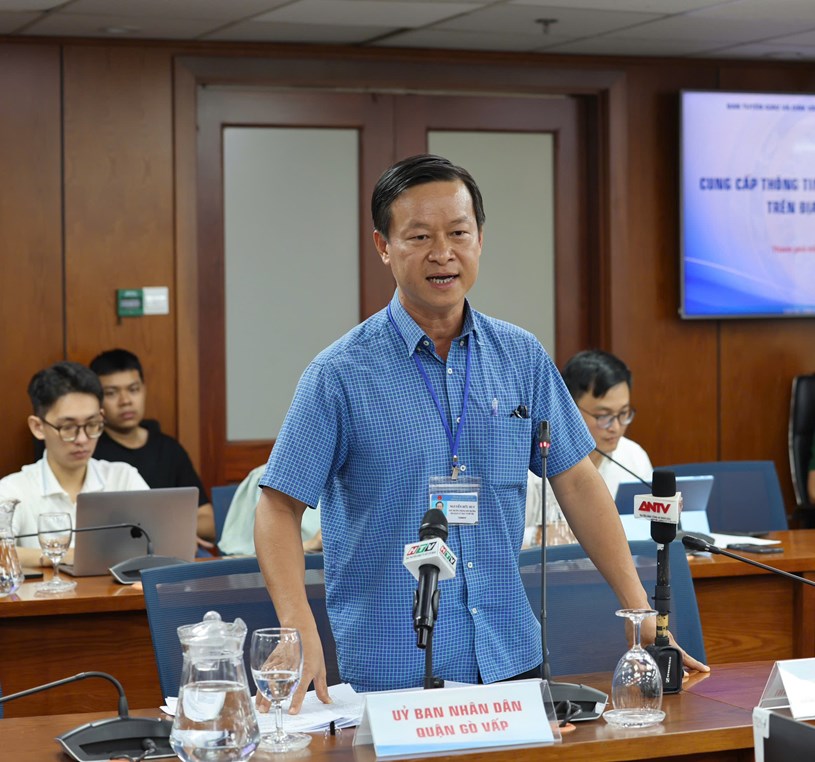 &Ocirc;ng Nguyễn Hữu Huy - Ph&oacute; Ph&ograve;ng Quản l&yacute; đ&ocirc; thị, quận G&ograve; Vấp trao đổi th&ocirc;ng tin với b&aacute;o ch&iacute;. Ảnh: Hương Thảo