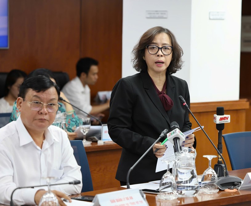 B&agrave; L&ecirc; Nguyễn Duy Oanh -&nbsp;Ph&oacute; Gi&aacute;m đốc Trung t&acirc;m Ph&aacute;t triển c&ocirc;ng nghiệp hỗ trợ, Sở C&ocirc;ng Thương TP. HCM th&ocirc;ng tin tại họp b&aacute;o. Ảnh: Hương Thảo