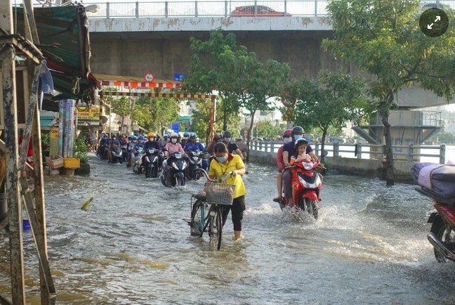 Đường Trần Xu&acirc;n Soạn (quận 7, TP.HCM) bị ngập do triều cường. Ảnh:&nbsp;Hữu Huy.