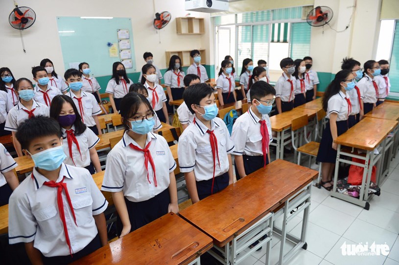 Để tr&aacute;nh tập trung, Trường THCS Nguyễn Du cho học sinh ch&agrave;o cờ tại lớp học - Ảnh: QUANG ĐỊNH