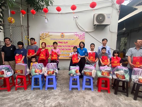 Gia đ&igrave;nh lao động ở trọ nhận qu&agrave; Tết do LĐLĐ huyện H&oacute;c M&ocirc;n, TP HCM trao tặng