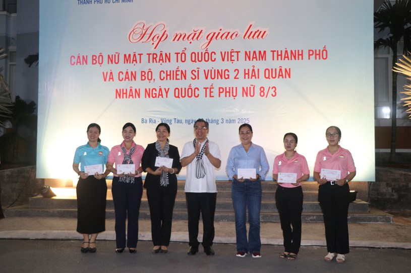 &Ocirc;ng Nguyễn Phước Lộc trao qu&agrave; 8-3 cho c&aacute;n bộ nữ MTTQ Việt Nam TP.HCM. Ảnh: BẢO PHƯƠNG