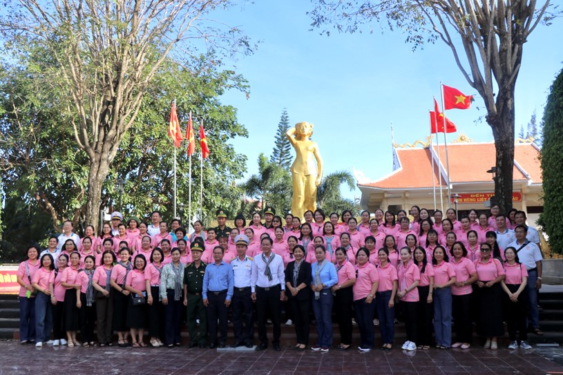 Đo&agrave;n đại biểu thăm khu tưởng niệm Anh h&ugrave;ng V&otilde; Thị S&aacute;u, tỉnh Vũng T&agrave;u. Ảnh: BẢO PHƯƠNG