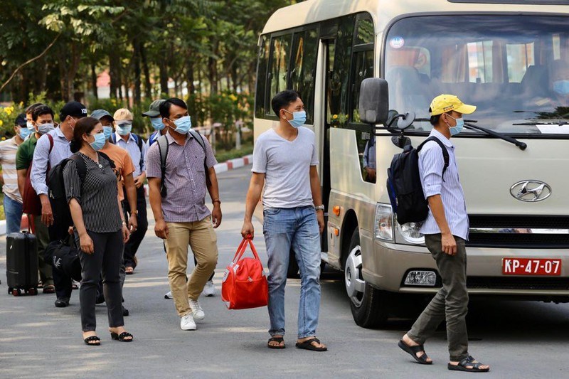 Những người về từ H&agrave;n Quốc xuống xe v&agrave;o khu c&aacute;ch ly tập trung. Ảnh: HO&Agrave;NG GIANG