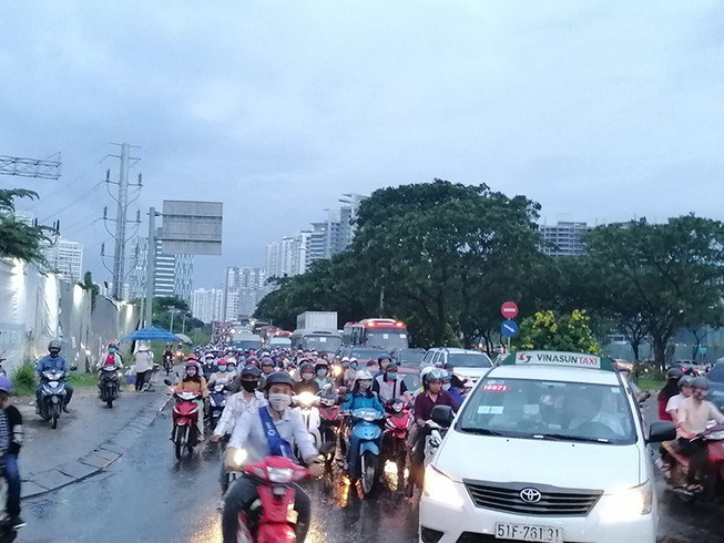 T&igrave;nh trạng kẹt xe thường xuy&ecirc;n xảy ra ở ng&atilde; tư Nguyễn Văn Linh - Nguyễn Hữu Thọ (TP.HCM). Ảnh: THU TRINH