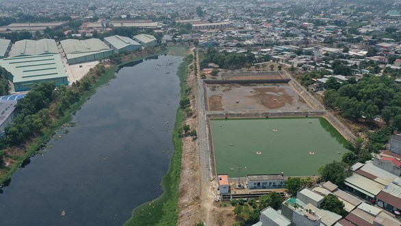 Hồ điều tiết sinh học nằm trong hệ thống xử l&yacute; nước thải k&ecirc;nh Ba B&ograve; được đầu tư tới 440 tỉ đồng nhưng nay phải ngưng hoạt động - Ảnh: QUANG ĐỊNH