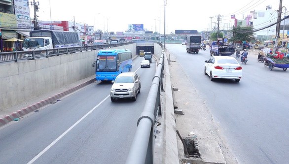 Ng&atilde; tư An Sương (quận 12, huyện H&oacute;c M&ocirc;n) c&oacute; lượng bụi v&agrave; tiếng ồn vượt mức ti&ecirc;u chuẩn do lượng xe lưu th&ocirc;ng qu&aacute; lớn - Ảnh: VĂN B&Igrave;NH