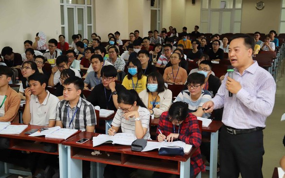 Sinh vi&ecirc;n ĐH Y dược TP.HCM trong buổi học s&aacute;ng 9/3 - Ảnh: Như H&ugrave;ng (b&aacute;o Tuổi Trẻ)