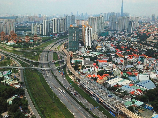 Chậm tiến độ so với kế hoạch ban đầu, TP.HCM quyết t&acirc;m ho&agrave;n th&agrave;nh tuyến metro số 1 v&agrave;o cuối năm 2021. Trong ảnh: Tuyến metro số 1 Bến Th&agrave;nh - Suối Ti&ecirc;n đoạn đi qua n&uacute;t giao th&ocirc;ng C&aacute;t L&aacute;i (quận 2). Ảnh: b&aacute;o Ph&aacute;p Luật TPHCM