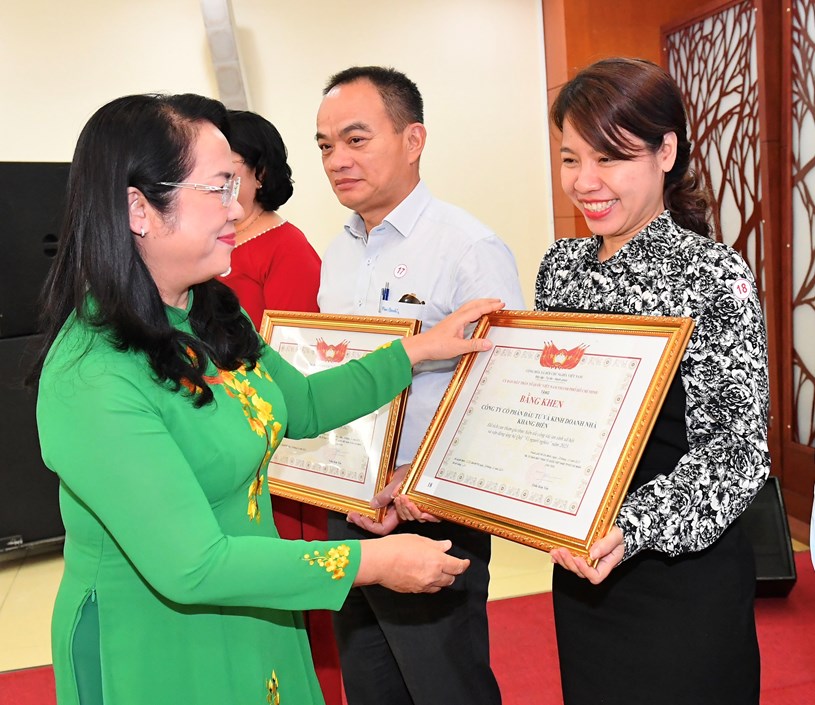 Chủ tịch Ủy ban MTTQ Việt Nam TPHCM Trần Kim Yến tặng Bằng khen đến c&aacute;c tập thể. Ảnh: VIỆT DŨNG
