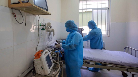 Lắp đặt trang thiết bị y tế hiện đại tại Bệnh viện điều trị Covid-19 (Cần Giờ, TPHCM). Ảnh: DŨNG PHƯƠNG