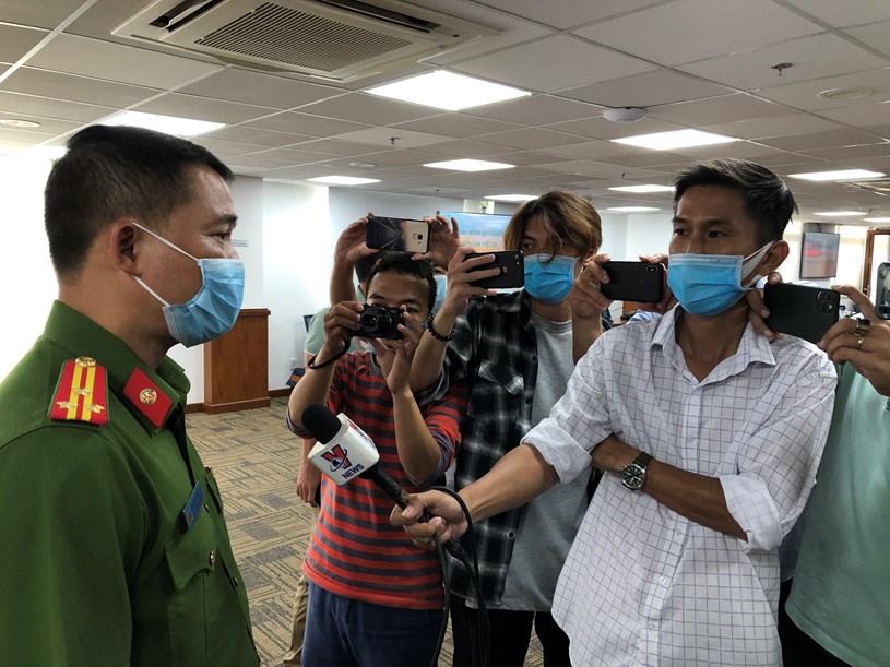 Thượng tá Nguyễn Đăng Nam, Trưởng phòng Cảnh sát Hình sự Công an Thành phố thông tin với các phóng viên báo chí/Ảnh: Long Hồ