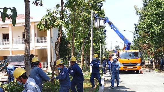 Nh&acirc;n vi&ecirc;n EVNHCMC k&eacute;o lưới cung cấp điện cho Bệnh viện Bệnh l&yacute; h&ocirc; hấp cấp t&iacute;nh Củ Chi. Ảnh: VIỆT ANH