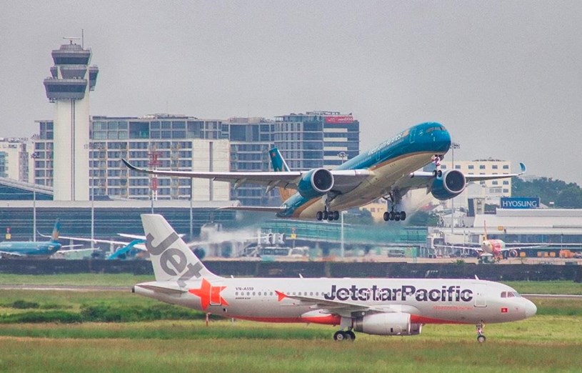 M&aacute;y bay của hai h&atilde;ng h&agrave;ng kh&ocirc;ng Vietnam Airlines v&agrave; Jetstar Pacific. (Ảnh: CTV/Vietnam+)