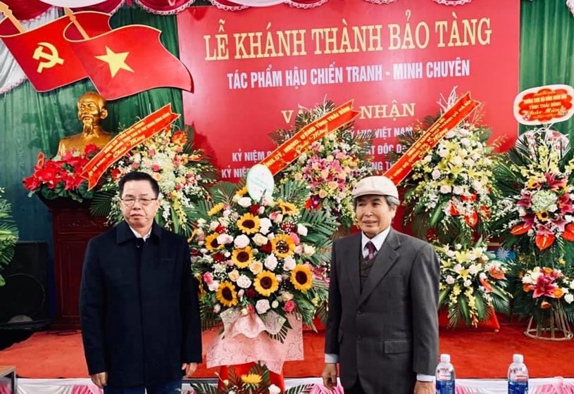 Nh&agrave; văn nh&agrave; b&aacute;o Minh Chuy&ecirc;n trong lễ Kh&aacute;nh th&agrave;nh Bảo t&agrave;ng